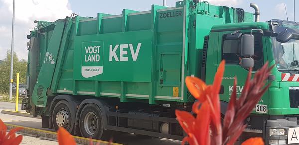 Das Bild zeigt ein Müllfahrzeug auf dem Betriebsgelände in Oelsnitz.